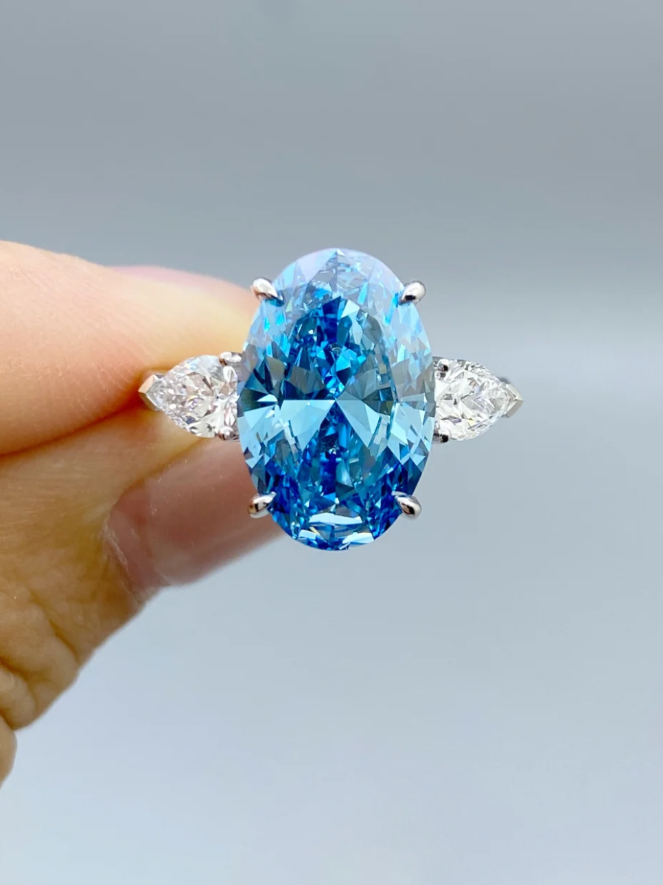 Lab Grown Oval-Cut Sky Blue Diamond Ring – 6.0ct Total – 18K White Gold – VS1 Clarity