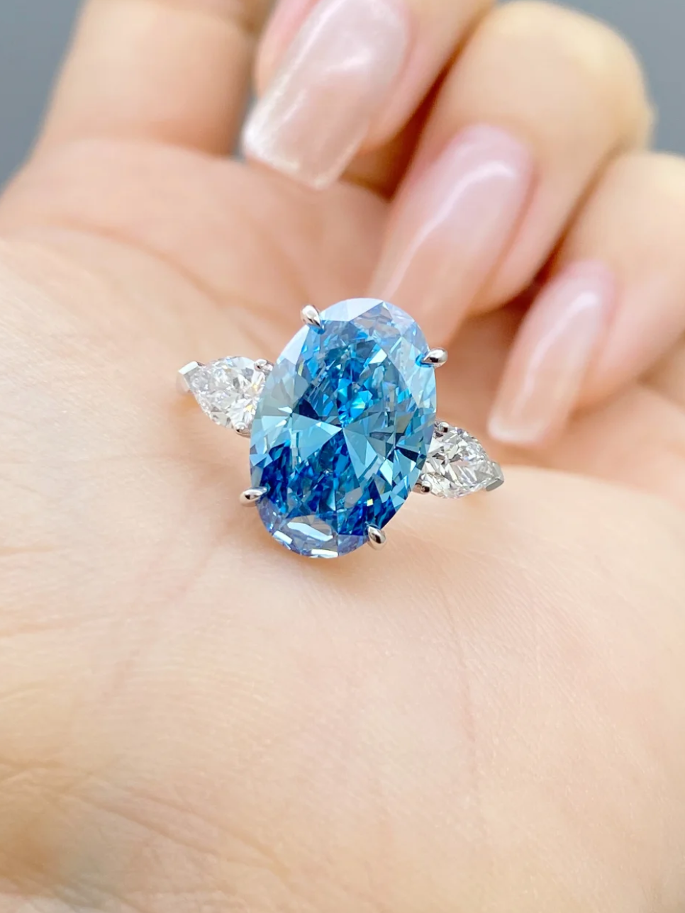 Lab Grown Oval-Cut Sky Blue Diamond Ring – 6.0ct Total – 18K White Gold – VS1 Clarity